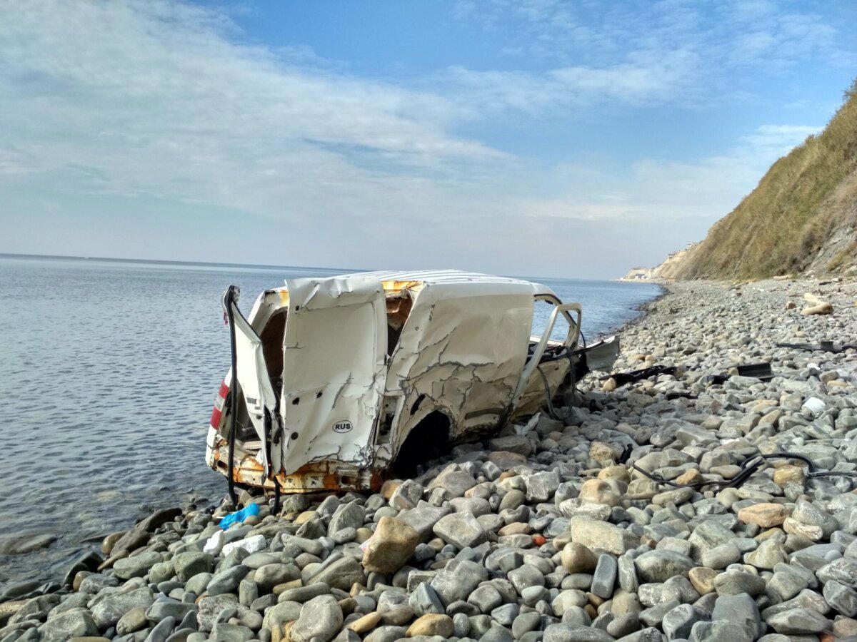 Автохлам на берегу моря