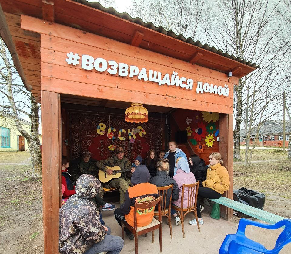 Вот эти парни, Дима и Лёша, уже следующей весной поют на остановке в мой день рождения. Нам, кстати тогда подарили на нее телик, и он целое лето показывал передачи. А Дима и Леша купили дом в Пежме и там живут на время охоты.