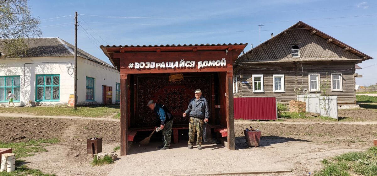 Это не постановка - мимо шла и сфоткала Николая Ивановича и Анатолия Алексеевича. По утрам тут другой возраст отдыхает.