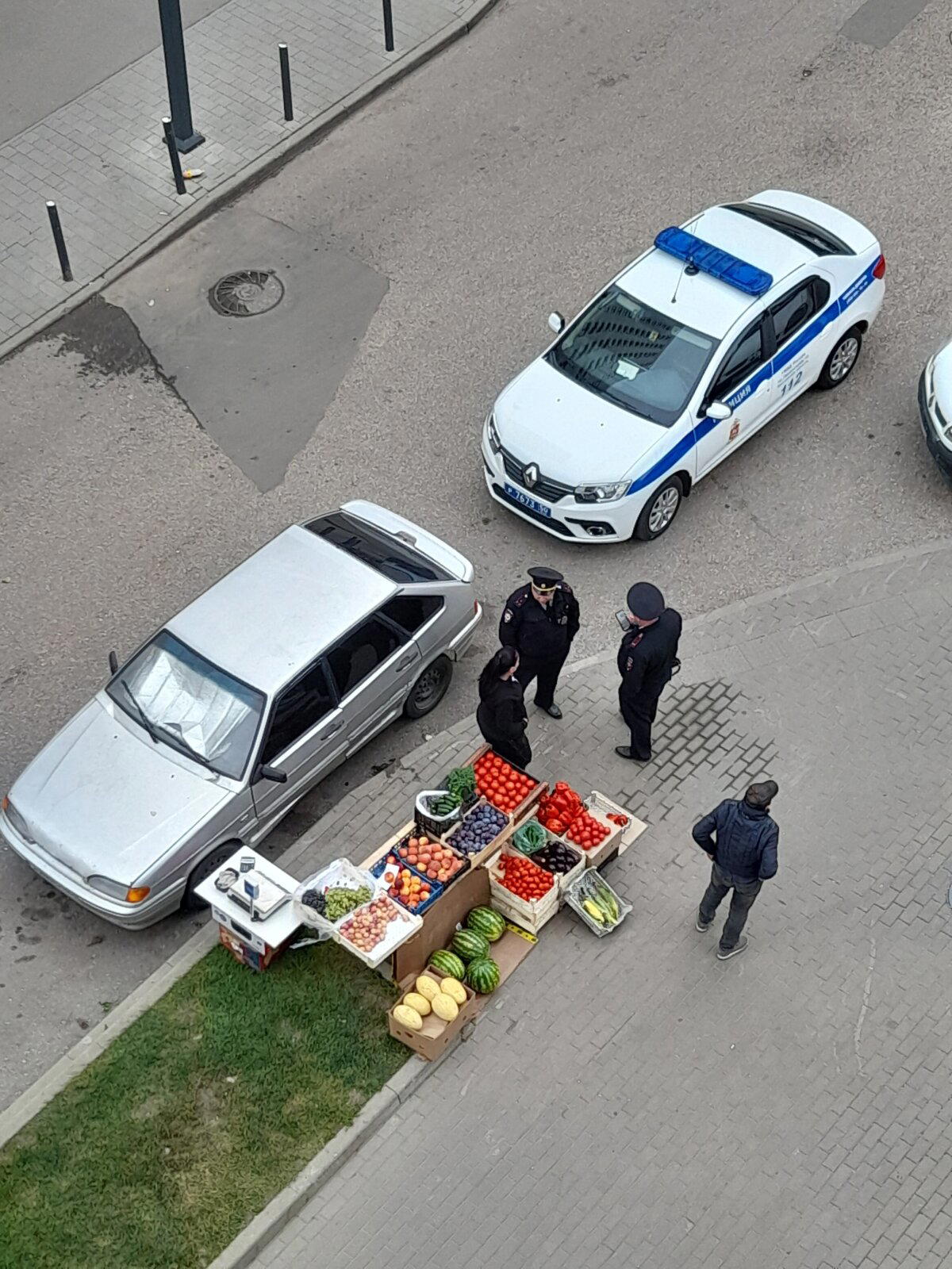 Полиция подъехала и сейчас всех победит. Победит же? Верно? (Госномер видно, это важно дальше)