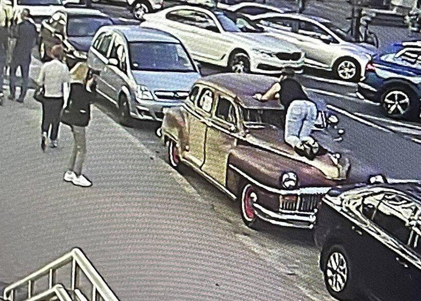 В Минске ищут женщину, которая залезла на ретро машину 1948 года выпуска