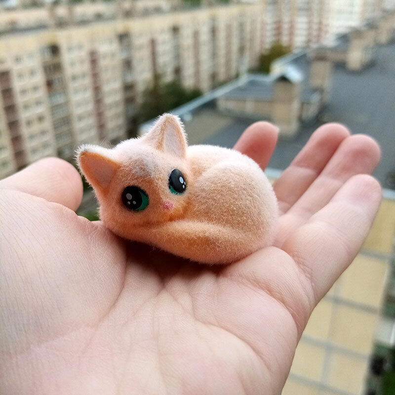 Крошечное игрушечное создание.