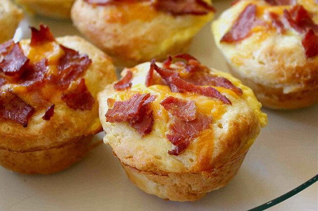 Закусочный маффин с беконом и яйцом.