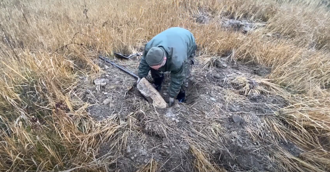 Пришлось выкопать здоровый камень, чтобы достать находку из-под него