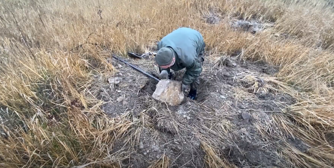 Пришлось выкопать здоровый камень, чтобы достать находку из-под него