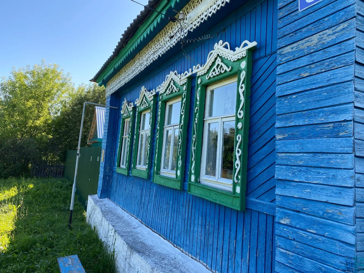 Простодушный деревенский мужик пригласил в свой дом показал настоящие полати