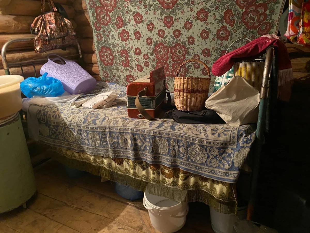 Простодушный деревенский мужик пригласил в свой дом показал настоящие полати