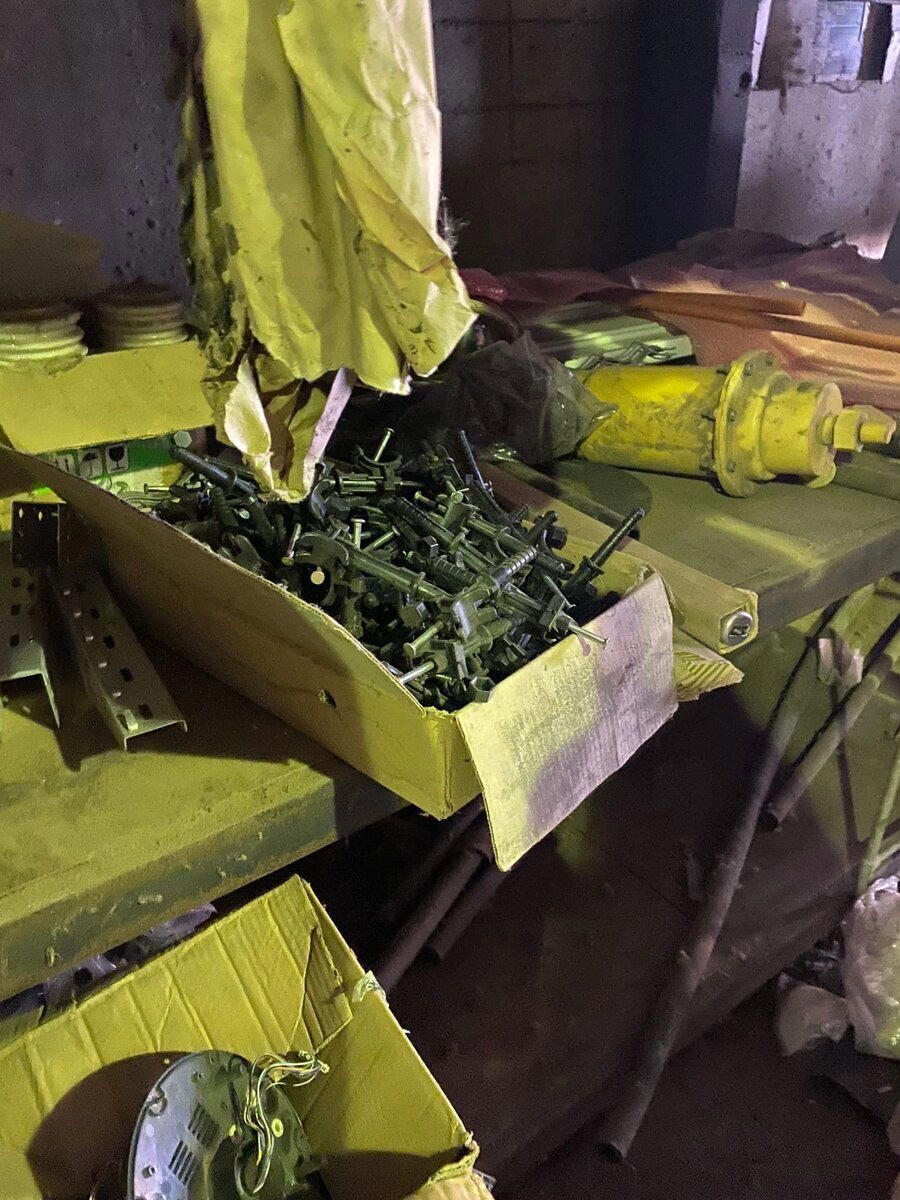 Товарищ купил склады Гражданской Обороны. Показываю, что там оставили во втором складе. Часть 2
