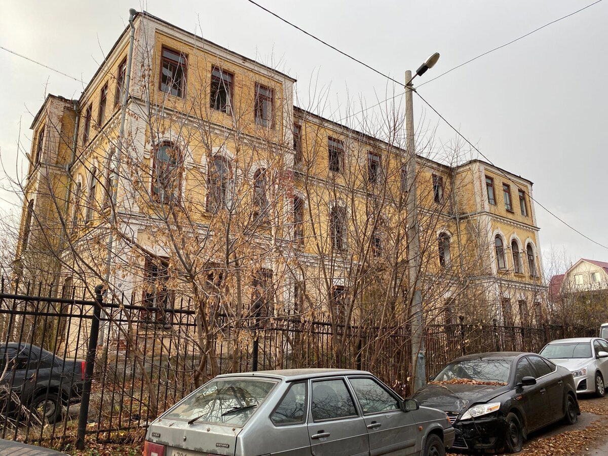 Крепкие, старинные здания стоят заброшенными и разрушаются