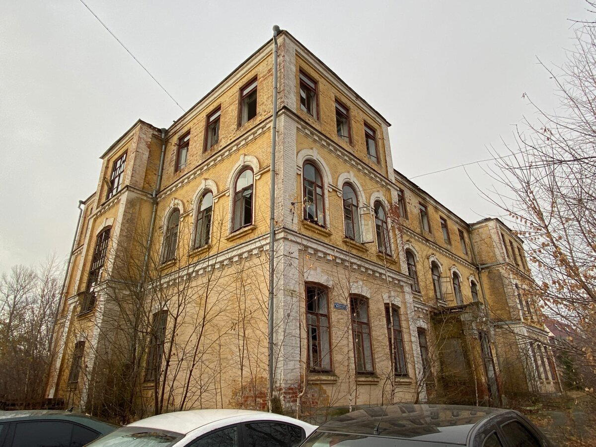 Крепкие, старинные здания стоят заброшенными и разрушаются