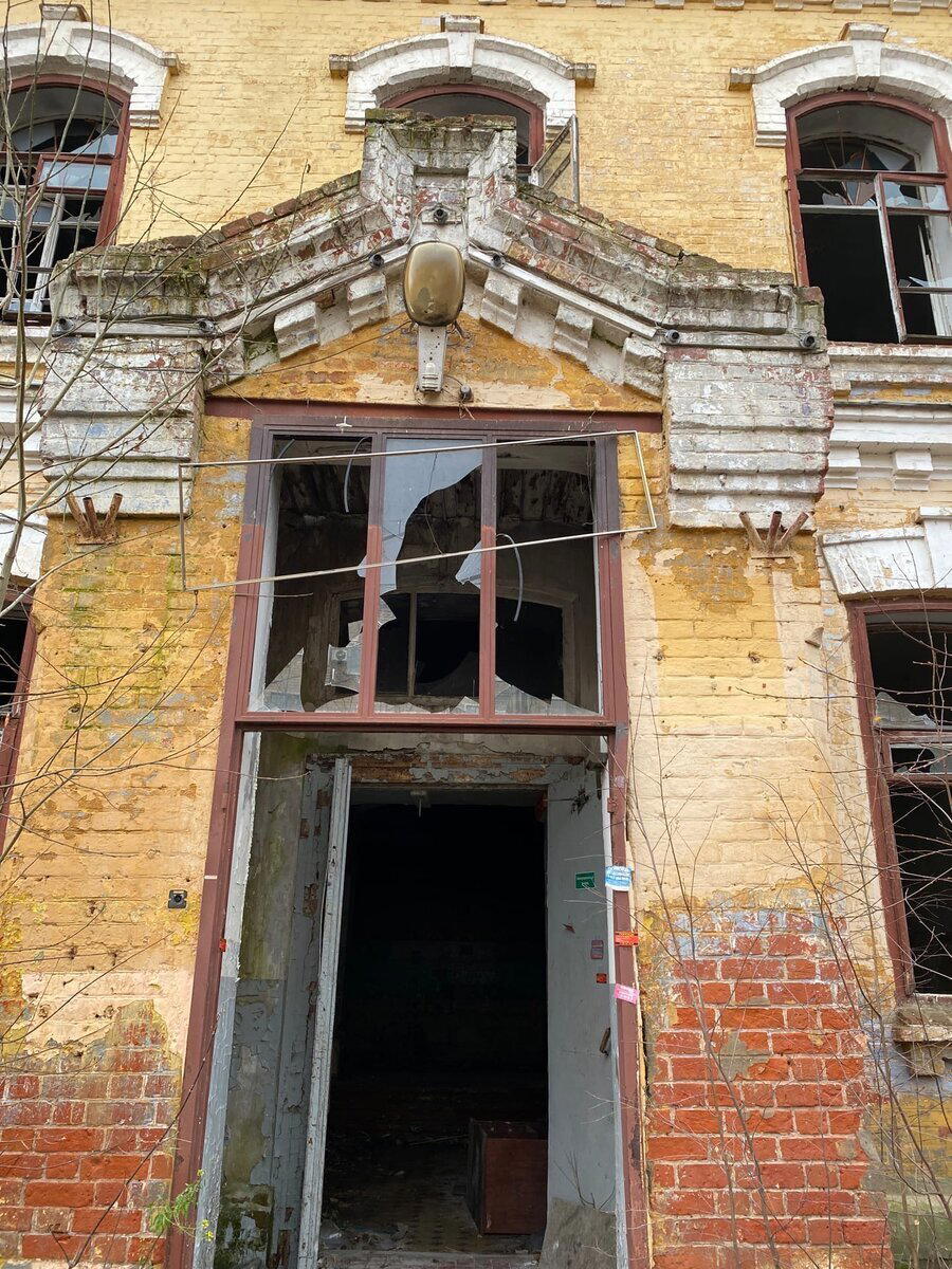 Крепкие, старинные здания стоят заброшенными и разрушаются