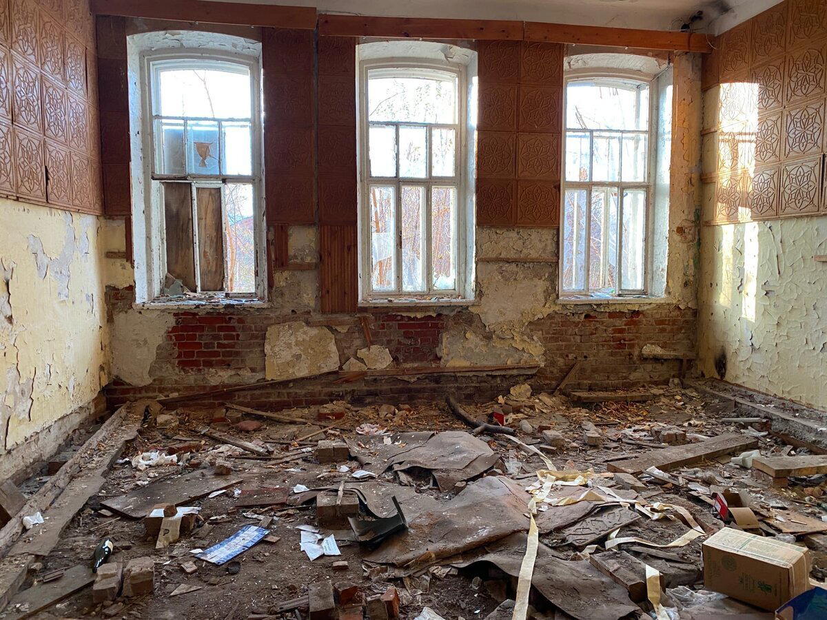 Крепкие, старинные здания стоят заброшенными и разрушаются