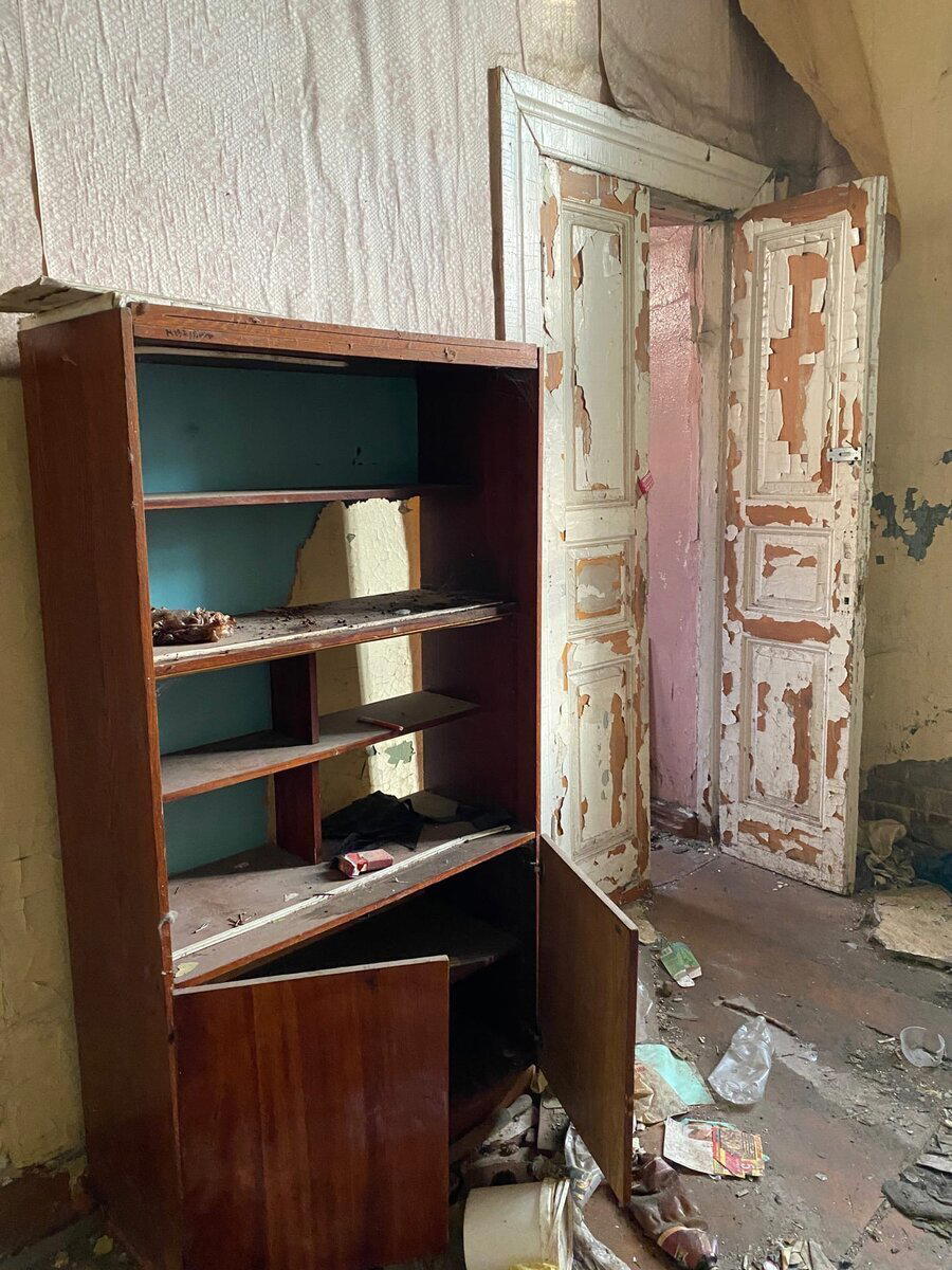 Крепкие, старинные здания стоят заброшенными и разрушаются
