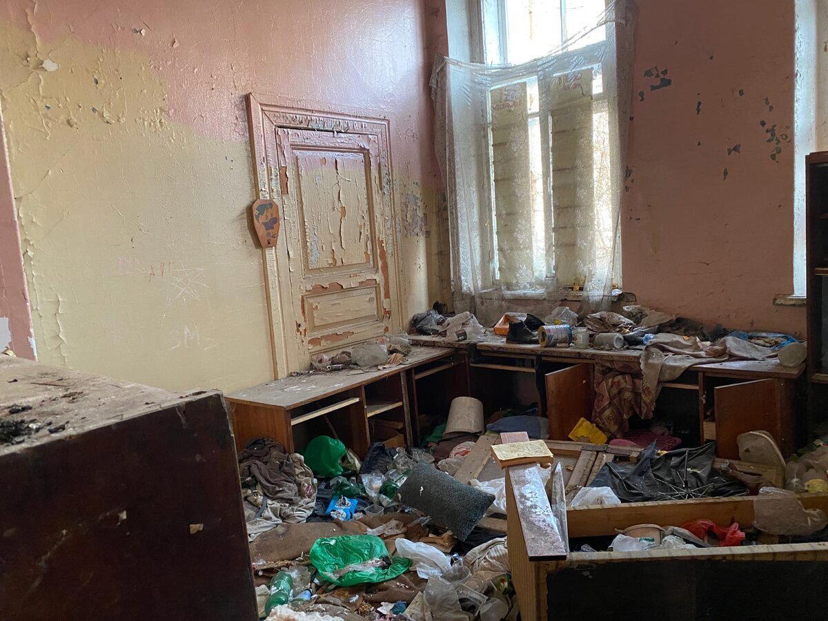 Крепкие, старинные здания стоят заброшенными и разрушаются