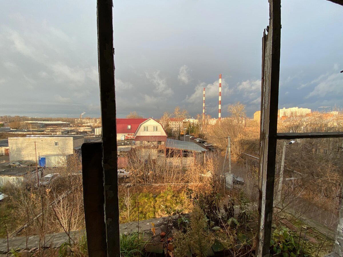 Крепкие, старинные здания стоят заброшенными и разрушаются
