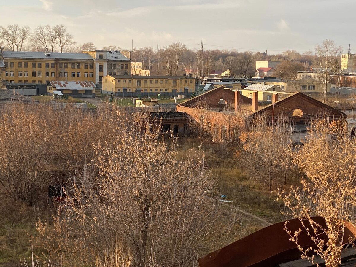 Крепкие, старинные здания стоят заброшенными и разрушаются