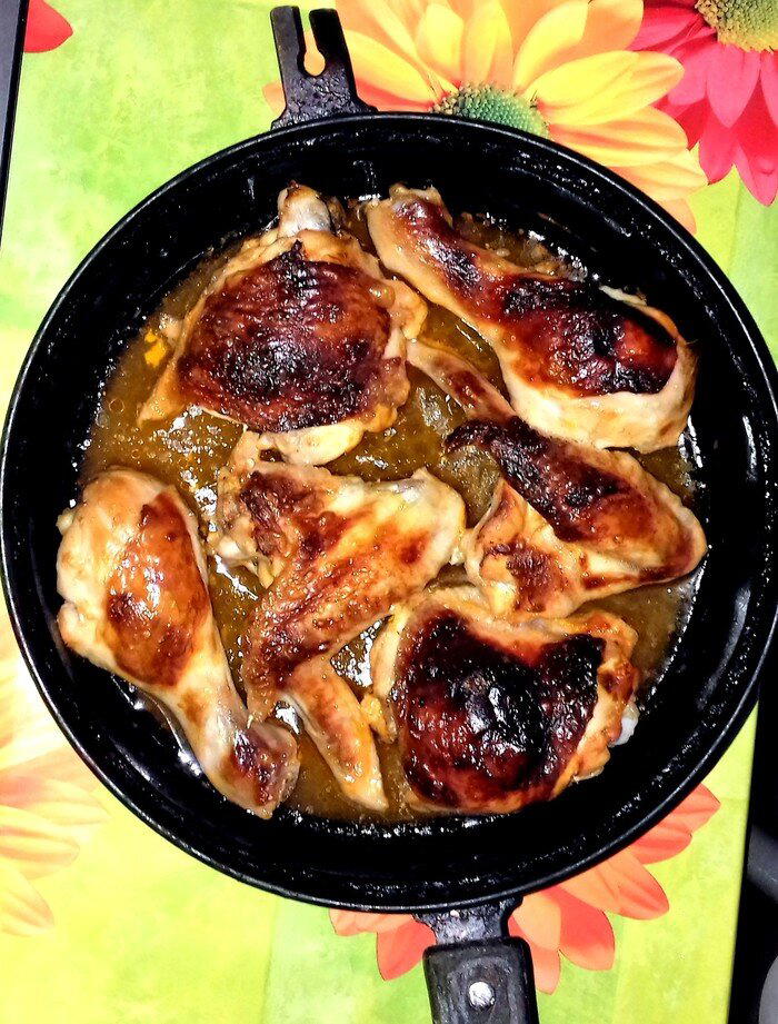 А здесь я курицу немного передержала. Но это не страшно. Кожу можно снять и выбросить. А остальное съесть. Кроме костей, разумеется.<br>