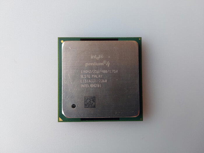 Intel Pentium 4 1.4ГГц. Лицевая сторона.