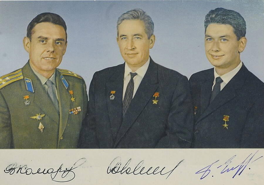 картиночка отсюда https://histrf.ru/read/articles/vtroem-na-orbite-polet-kosmicheskogo-korablya-voshod-1 (слева направо: Комаров, Феоктистов, Егоров)<br>