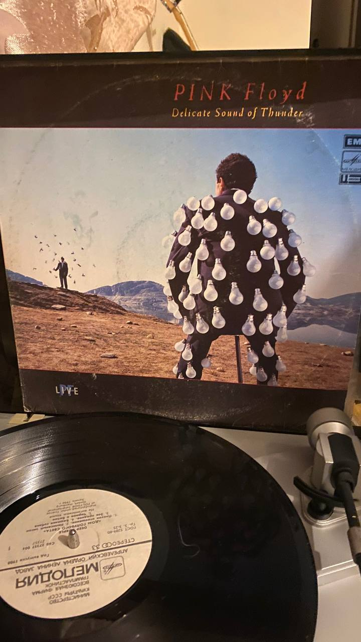 Да, на мате лежит пластинка от Deep Purple, но тоже Мелодии, немного поленился доставать.