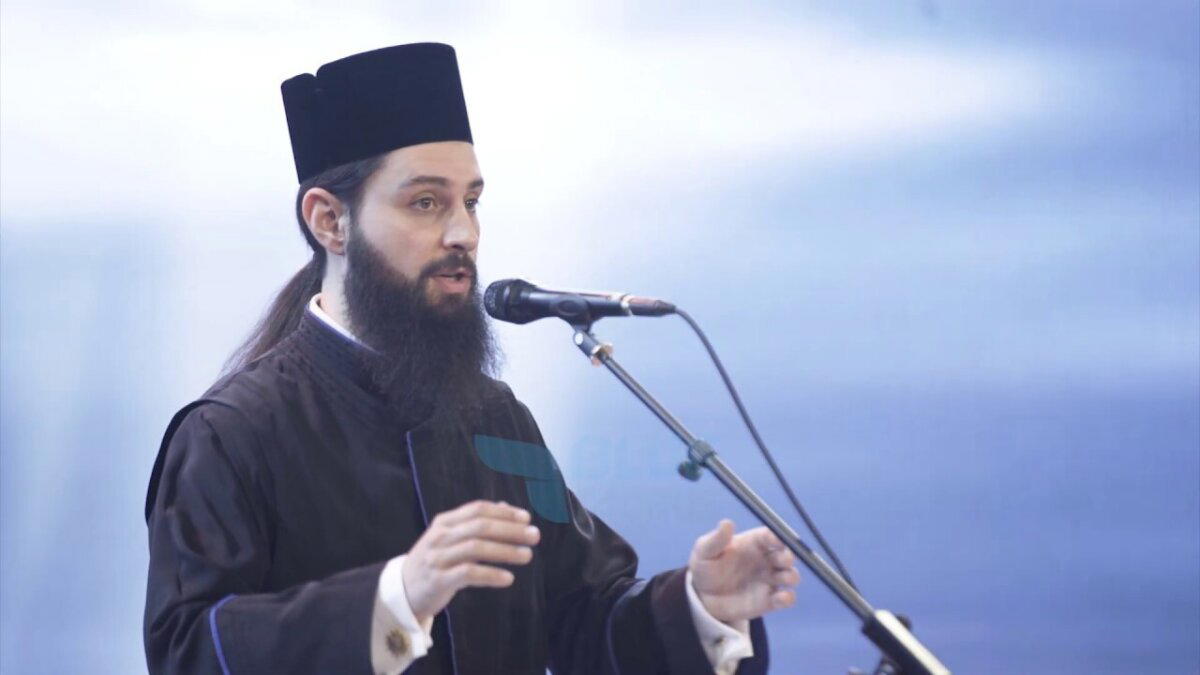 Один из публичных владельцев - Никодимос Каварнос, архимандрит Элладской православной церкви и талантливый исполнитель византийской музыки