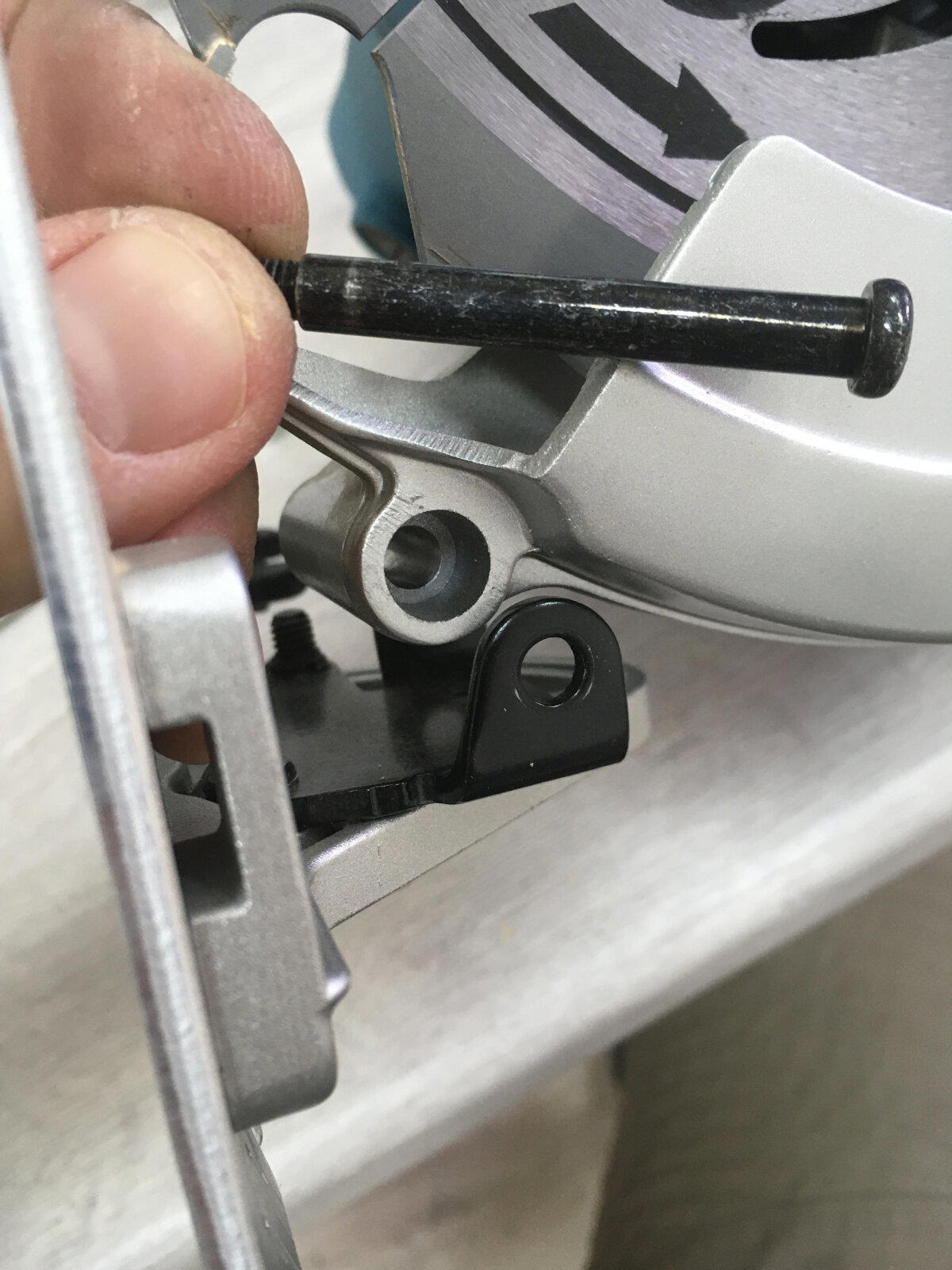 Как устранить люфт подошвы на циркулярной пиле Makita HS7601