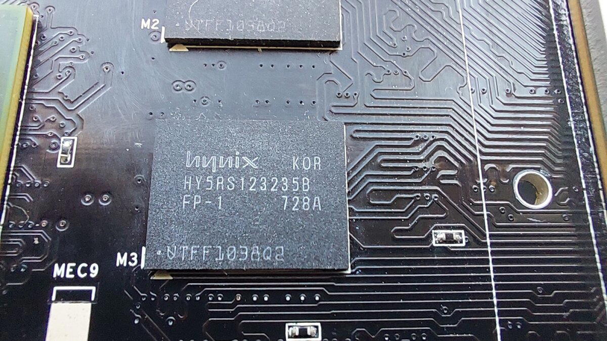 Чип памяти Hynix HY5RS123235B.