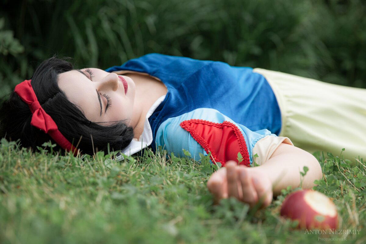 Snow White cosplay