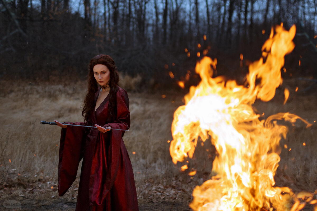 Game of Thrones: Melisandre &amp; Jaqen H'ghar cosplay