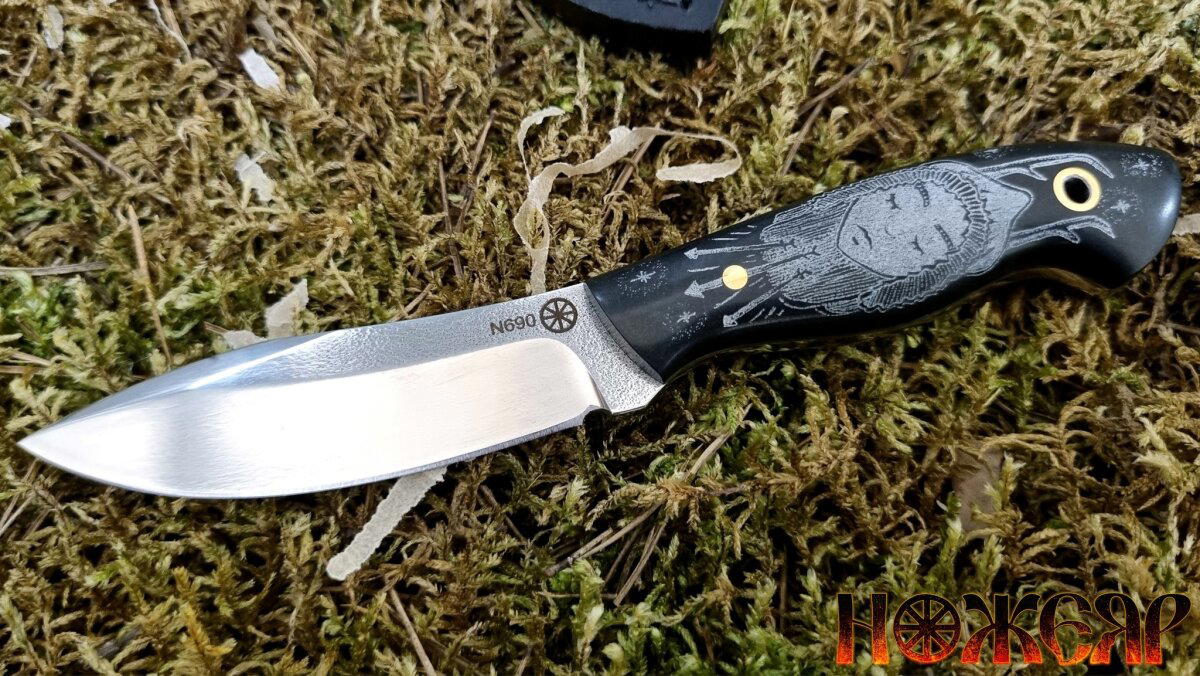Клинок - инструментальная сталь Böhler N690, накладки рукояти - американская бумажная микарта Black Eye. По микарте выполнено скримшоу(татуировка) белой краской.