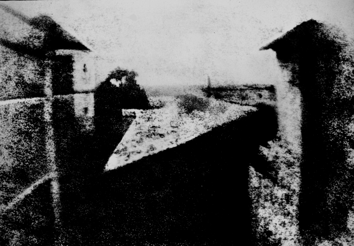 Гелиогравюра "Вид из окна в Ле Гра". Жозеф Нисефор Ньепс, 1826г.. Считается первой в мире фотографией, снятой с натуры.