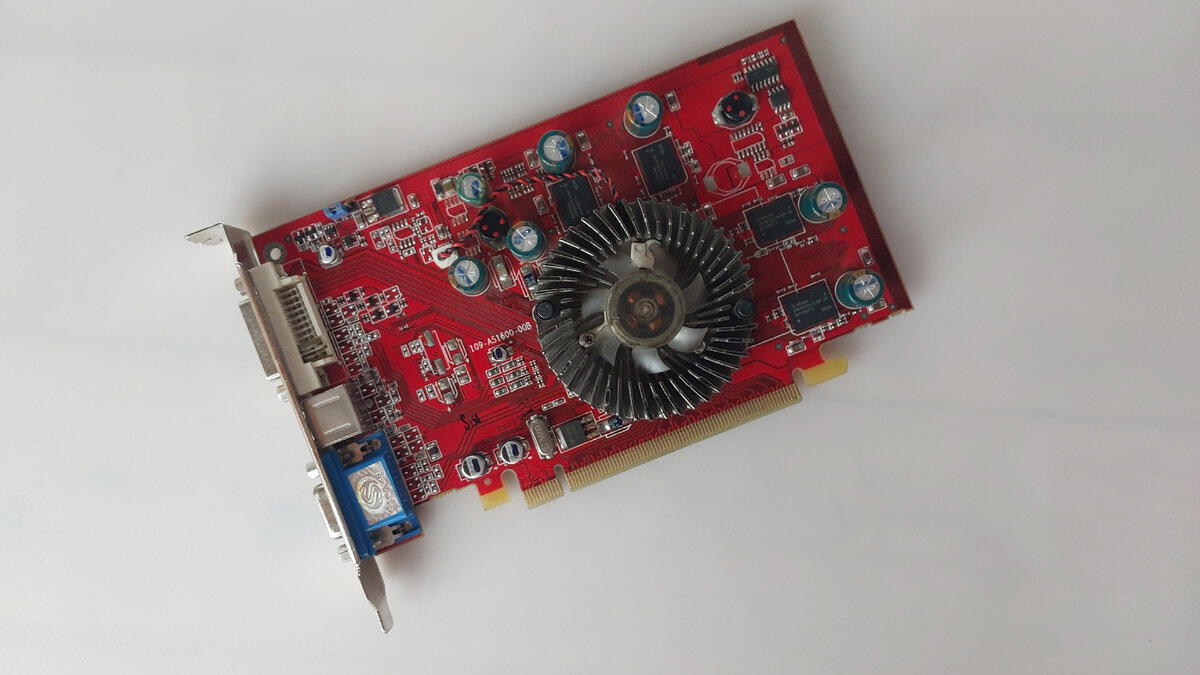 Sapphire ATI Radeon x600Pro 256Mb. Лицевая сторона.