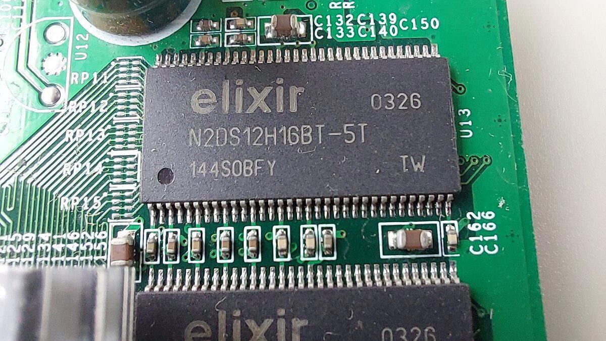 Чип оперативной памяти Elixir.