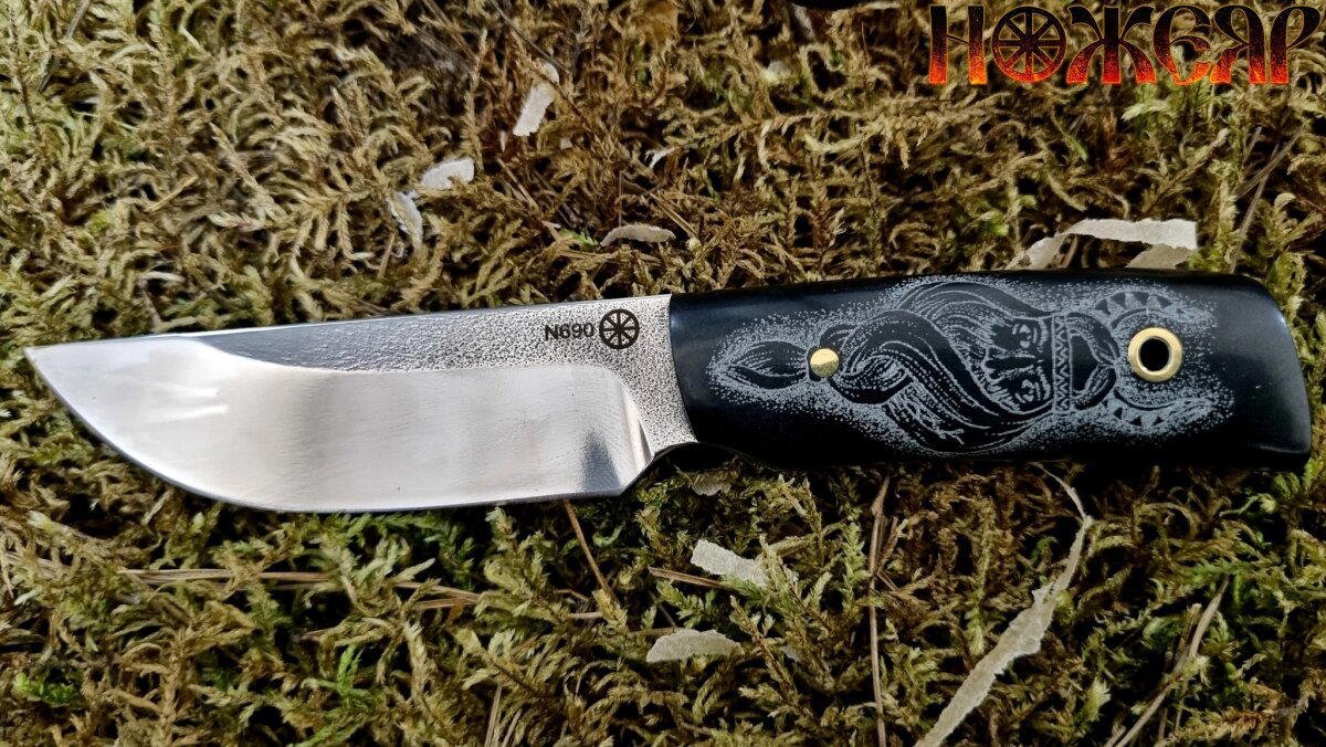 Клинок - инструментальная сталь B&#xF6;hler N690, накладки рукояти - американская бумажная микарта Black Eye. По микарте выполнено скримшоу(татуировка) белой краской. 