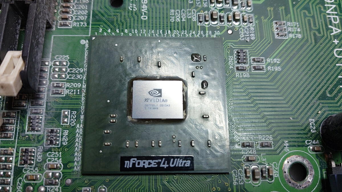 Чипсет nForce™ 4 Ultra.
