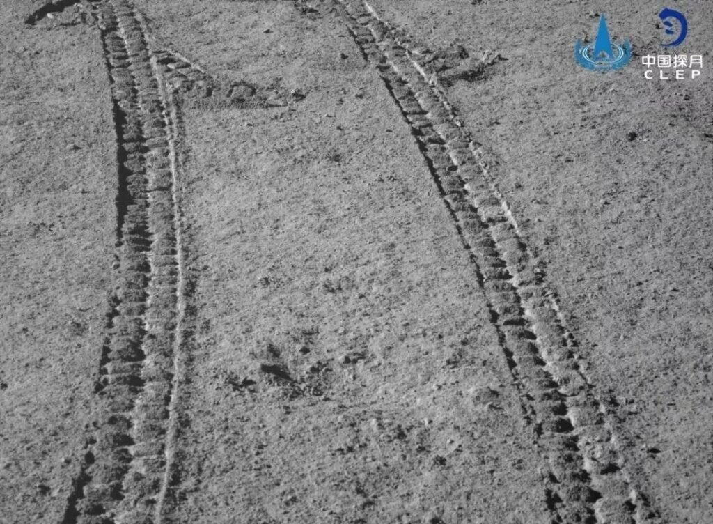 Следы китайского лунохода Yutu-2 на обратной стороне Луны / © CNSA