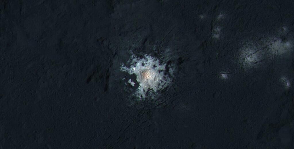 Фрагмент кратера Оккатора (искусственные цвета) / © NASA/JPL-Caltech/UCLA/MPS/DLR/IDA