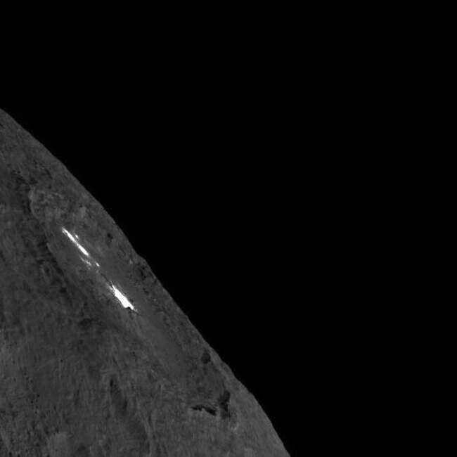 Центр кратера Оккатор, видимый вблизи лимба / © NASA/JPL-Caltech/UCLA/MPS/DLR/IDA