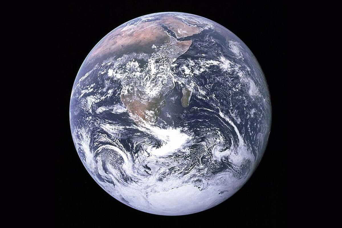 The Blue Marble — знаменитая фотография Земли, сделанная 7 декабря 1972 года экипажем космического корабля "Аполлон-17" с расстояния около 29 400 километров / © NASA