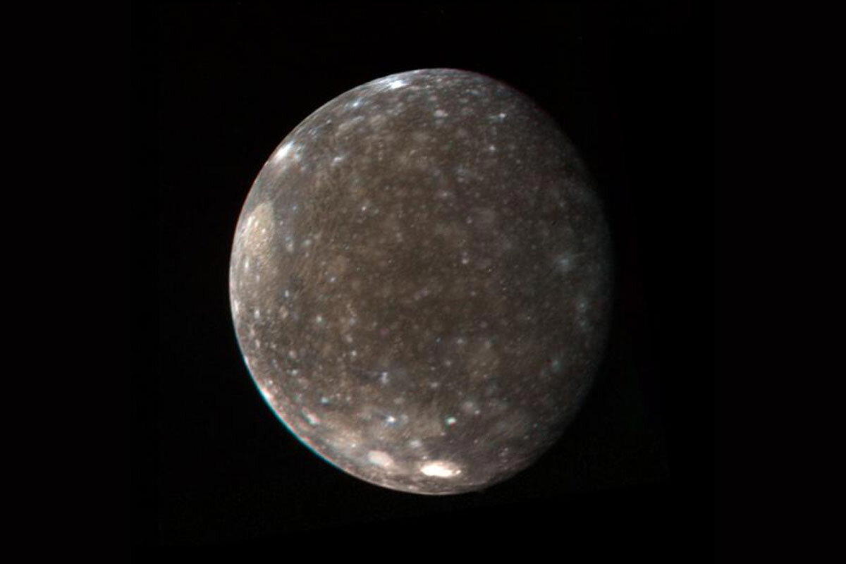 Цветное изображение Каллисто, полученное космическим аппаратом NASA "Вояджер-1" 5 марта 1979 года с расстояния 1,2 миллиона километров. Видны ударные структуры и белые области чистого водяного льда / © NASA/JPL