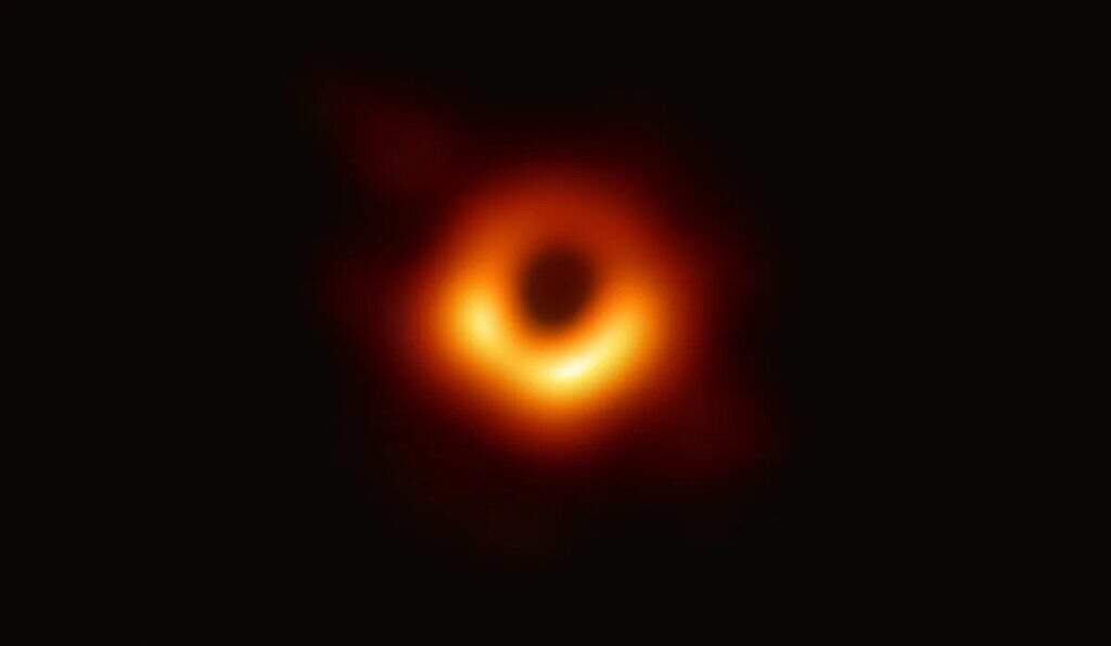 Тень сверхмассивной черной дыры, скрывающейся в сердце M 87 / © EHT