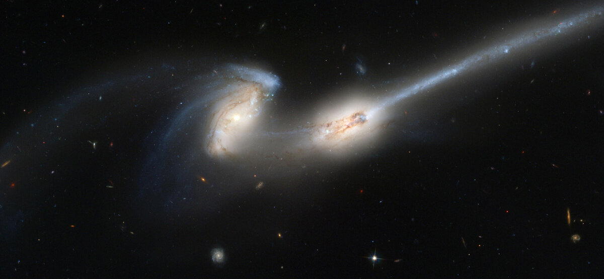 Галактики NGC 4676 A и NGC 4676 B, находящиеся на расстоянии около 290 миллионов световых лет от Земли, в процессе слияния. Изображение от космического телескопа "Хаббл" / © NASA/ESA