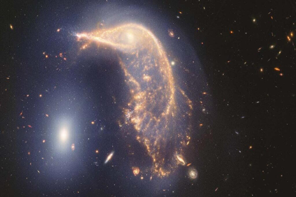 Галактический дуэт Arp 142 (неофициально — "пингвин и яйцо"), запечатленный космическим телескопом "Джеймс Уэбб". Пара находится на расстоянии около 326 миллионов световых лет от Земли / © NASA, ESA, CSA, STScI