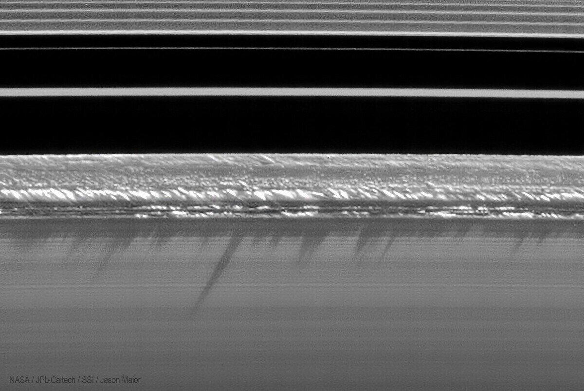 "Ледяные горы" на краю кольца B / © NASA/JPL-Caltech/Space Science Institute
