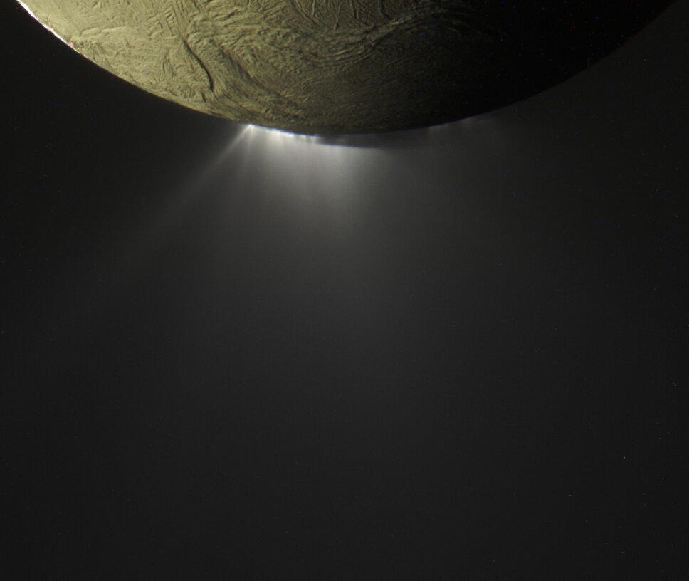 Гейзеры Энцелада, запечатленные 30 ноября 2010 года / © NASA/JPL-Caltech/SSI/Kevin M. Gill