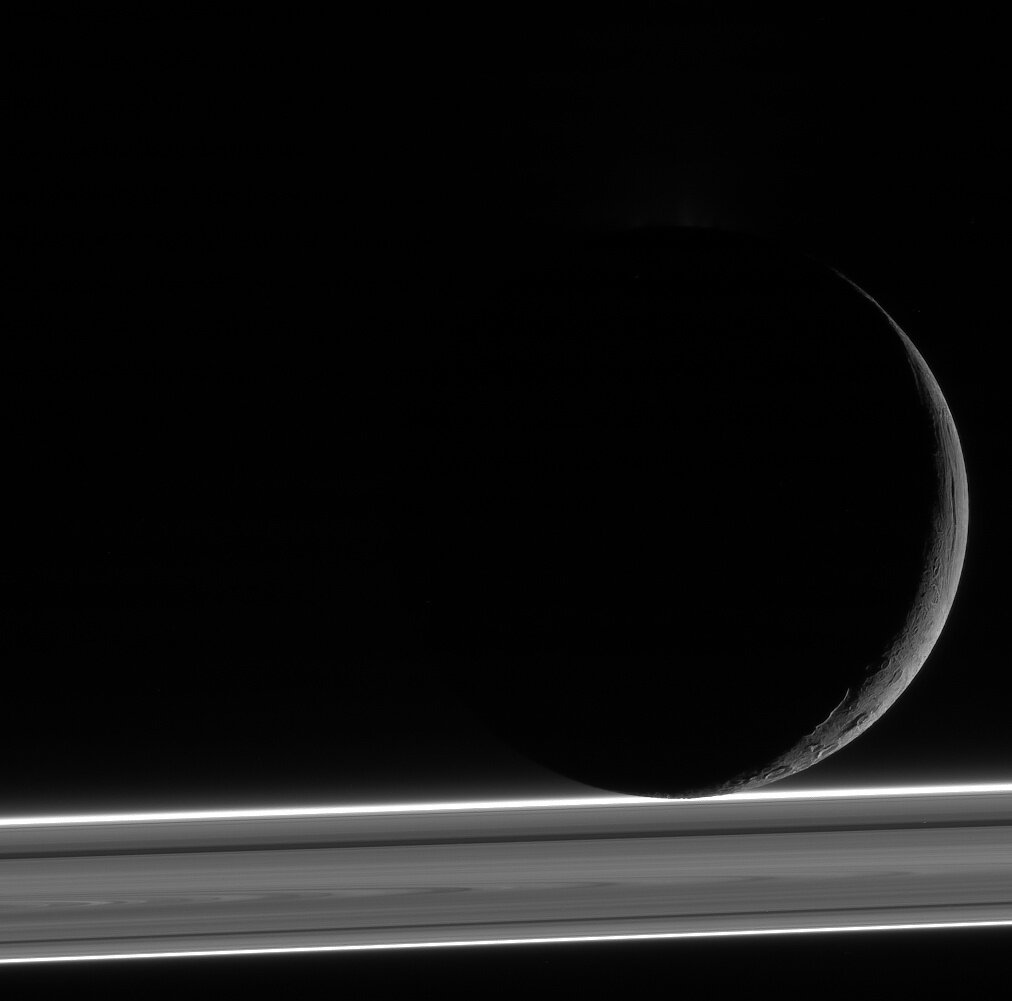 Энцелад на фоне колец Сатурна. Изображение от 6 ноября 2011 года / © NASA/JPL-Caltech/SSI/Kevin M. Gill