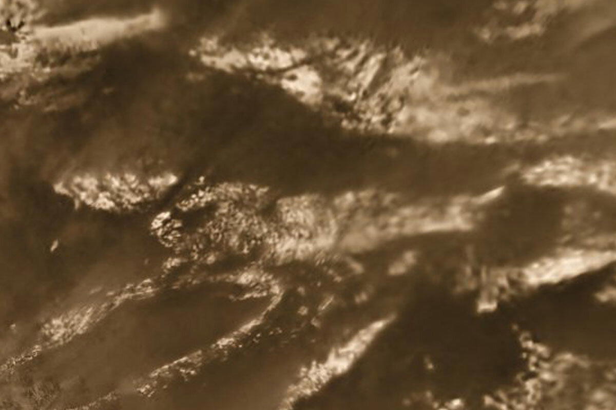 Белые пятна, скорее всего, представляют собой водяной лед / © ESA/NASA/University of Arizona