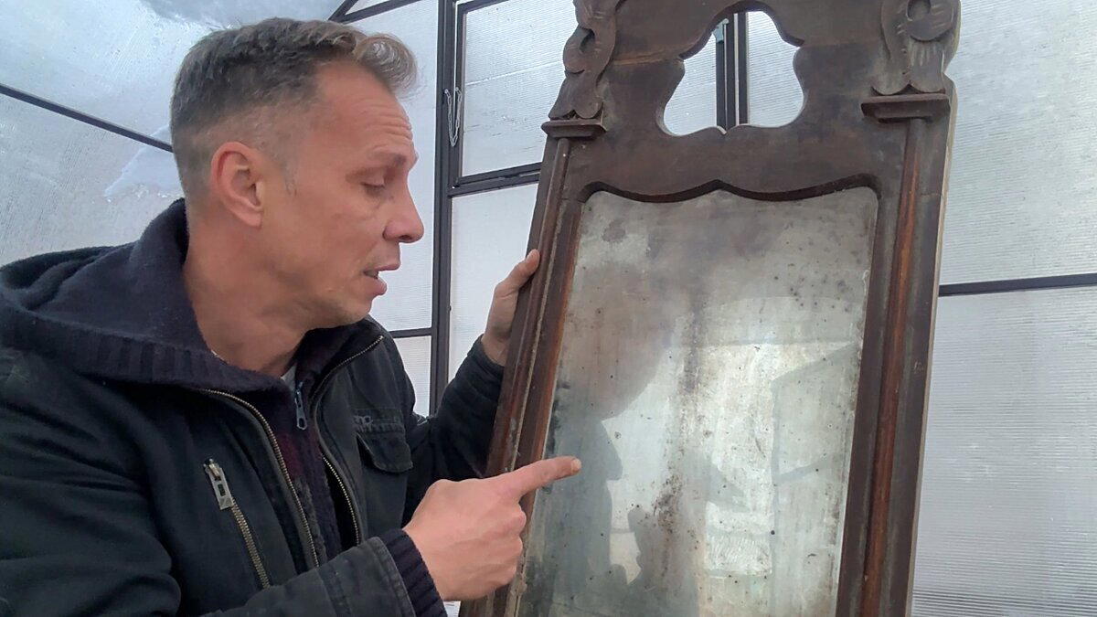 Вскрыл старинное зеркало, чтобы проверить тайники или что пугает покупателей.
