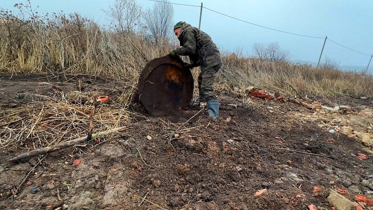 Наткнулся на стальной люк под землей и подумал - почему бы мне его не выкопать?