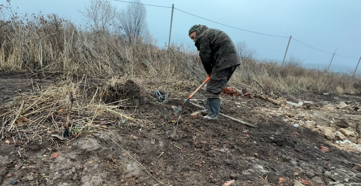 Наткнулся на стальной люк под землей и подумал - почему бы мне его не выкопать?